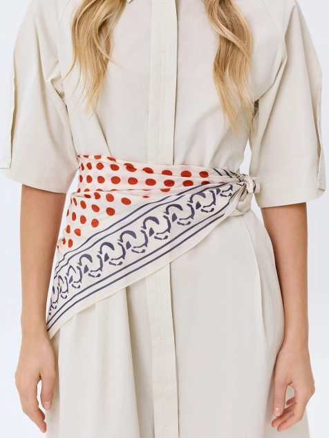 Шейный платок в яркий горошек