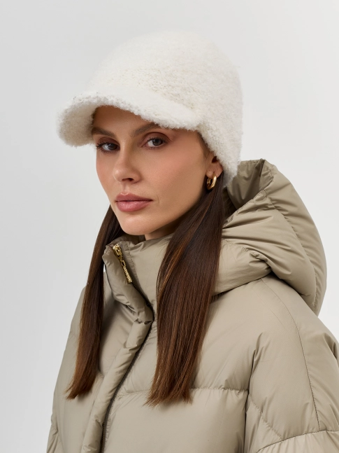 Вязаная шапка с козырьком