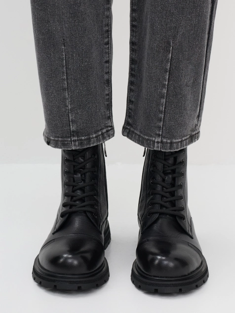 Ботинки из натуральной кожи с декоративными строчками