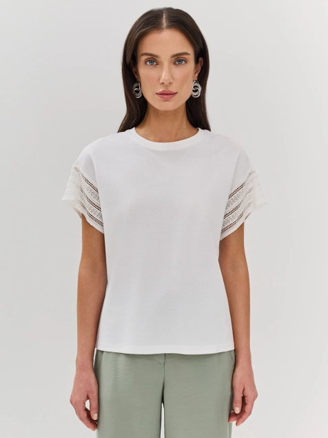Футболка с кружевными рукавами