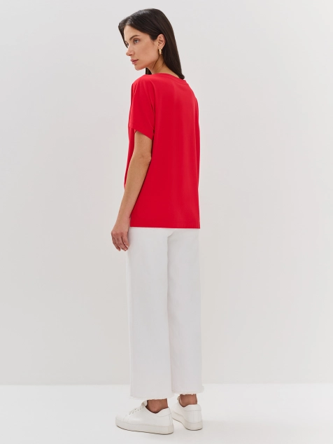 Яркая футболка с контрастной вышивкой