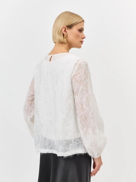 Романтичная  блузка с вышивкой