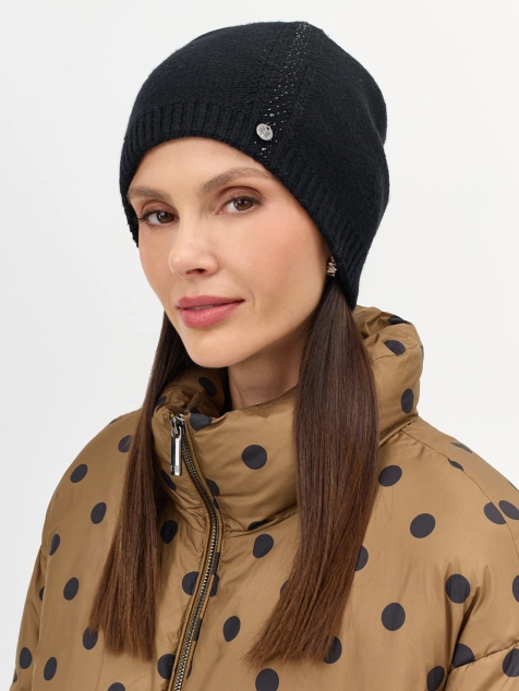 Шапка с декором из мерцающих страз 