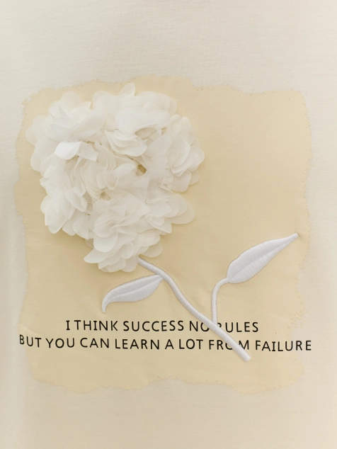 Футболка с акцентной аппликацией