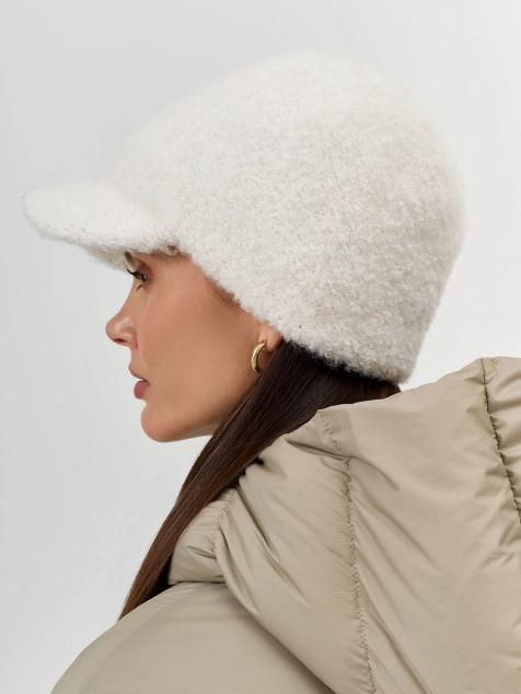 Вязаная шапка с козырьком