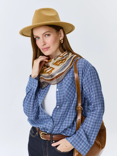 Яркий шелковый платок 