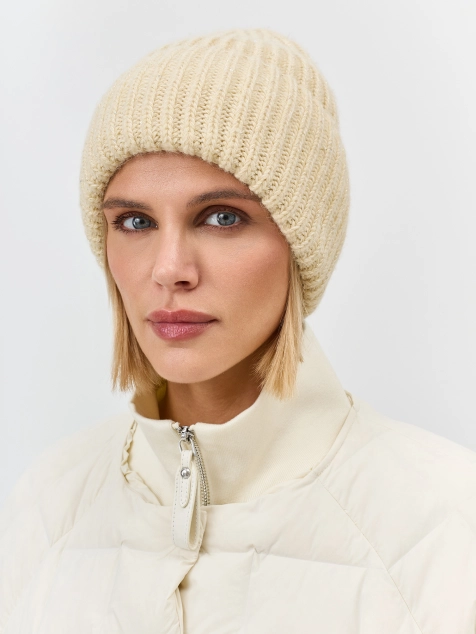 Шапка в рубчик с деликатным люрексом