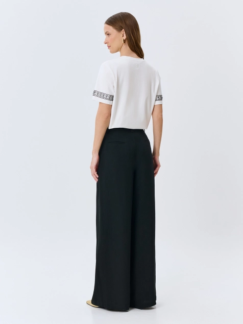 Брюки с кокеткой и складками