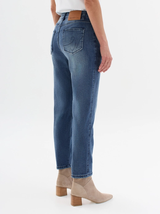 Классические джинсы с декором на шлевках