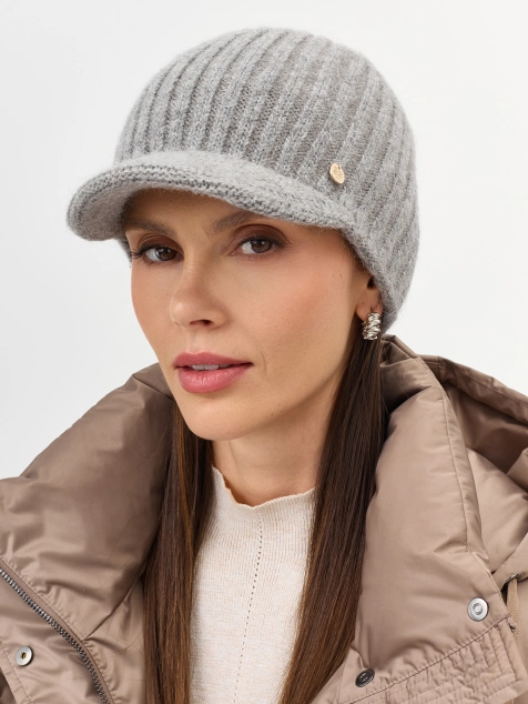 Шапка с козырьком в рубчик