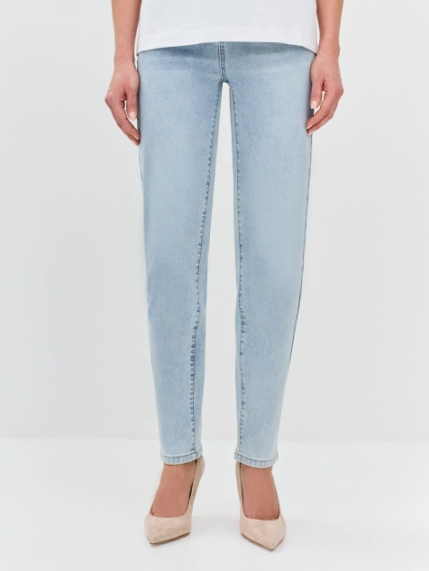 Джинсы с акцентной варкой на задних карманах