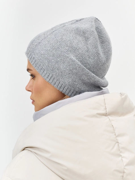 Шапка с декором из мерцающих страз 