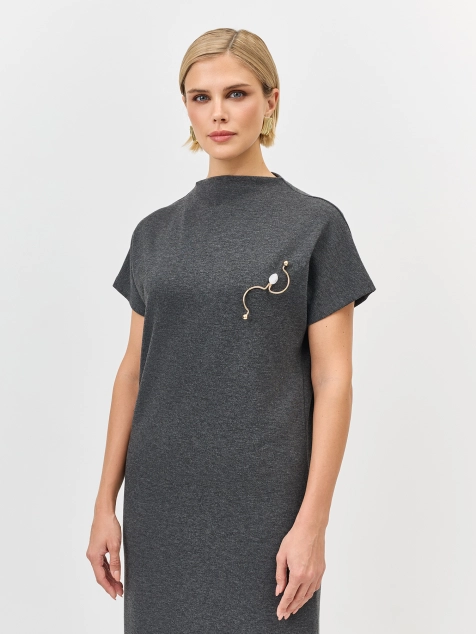 Трикотажное платье-миди с брошью