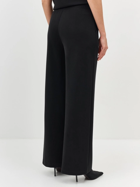 Широкие струящиеся брюки