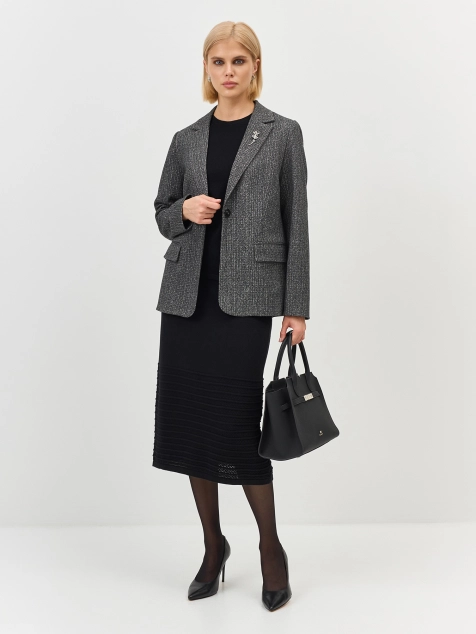 Трикотажный жакет с акцентной брошью