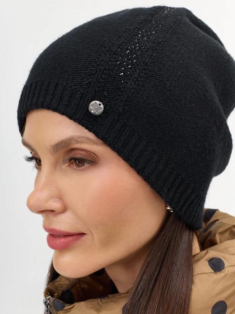 Шапка с декором из мерцающих страз 