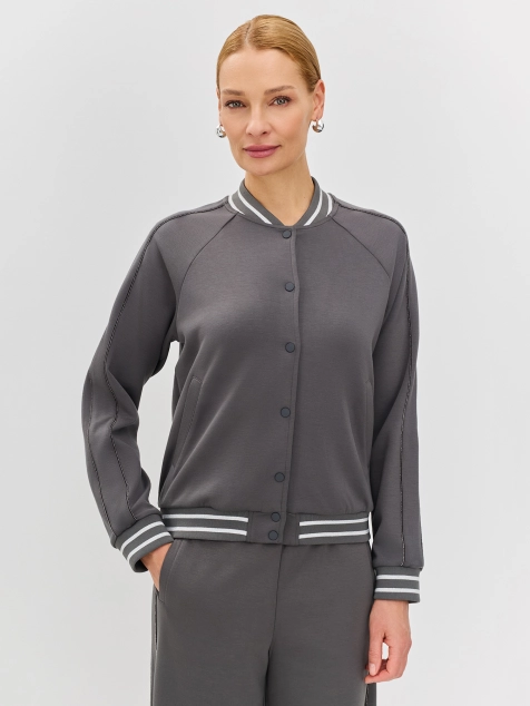 Бомбер в спортивном стиле с акцентной вышивкой