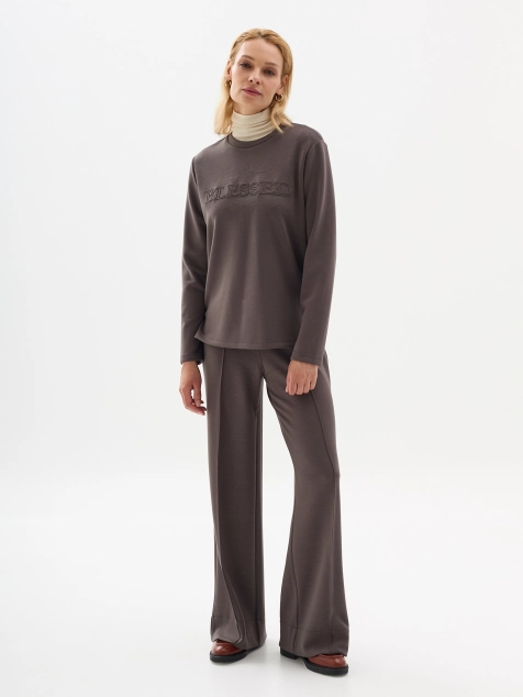 Трикотажный джемпер с вышивкой в цвет