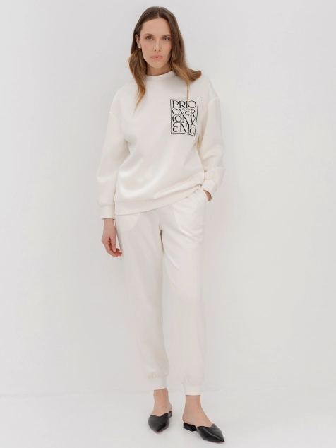 Трикотажный джемпер с минималистичным принтом на полочке