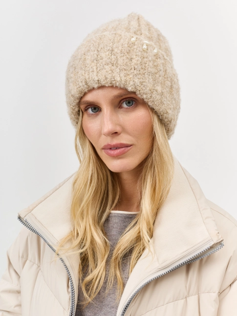 Пушистая шапка с деликатным декором