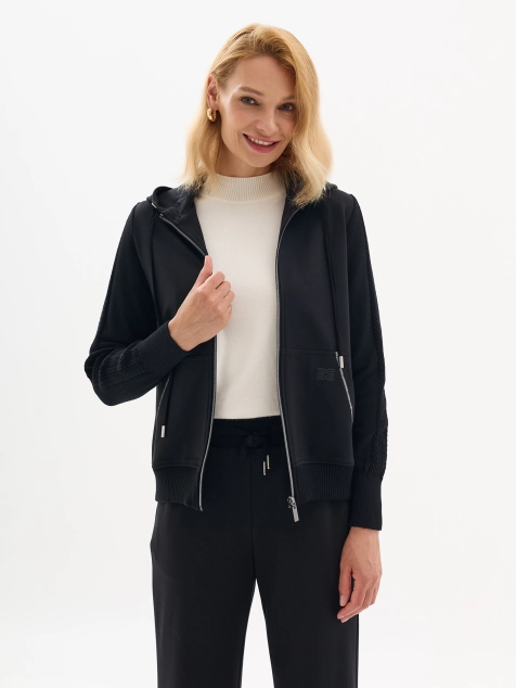 Трикотажный бомбер в спортивном стиле