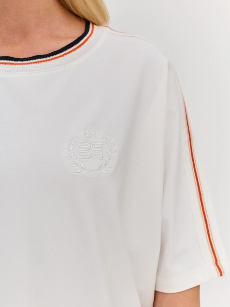 Свободная футболка с яркими кантами