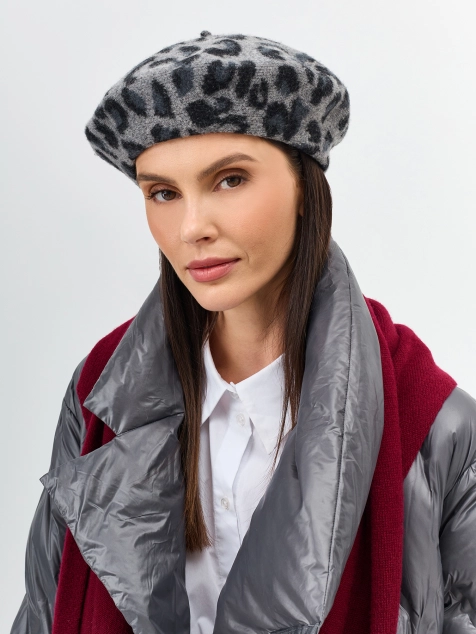 Берет из 100% шерсти с анималистичным принтом