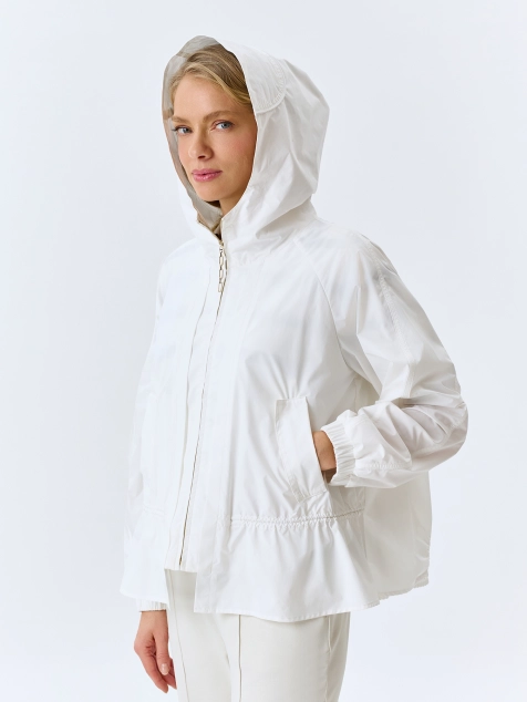 Легкая ветровка с капюшоном