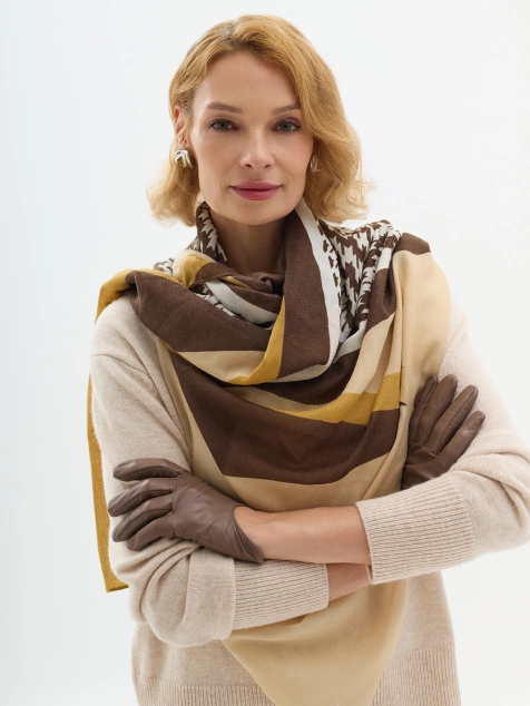 Яркий палантин с принтом