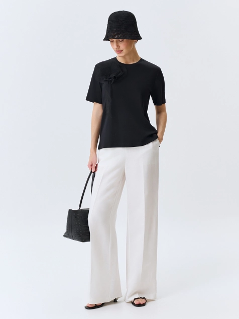 Футболка с объемной аппликацией