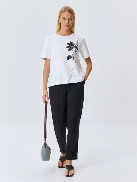 Футболка с контрастными мерцающими стразами