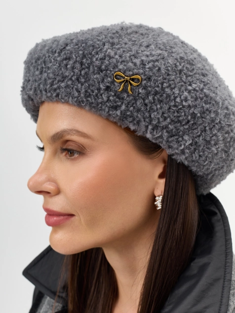 Берет с минималистичным декором