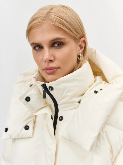 Молочный пуховик с капюшоном