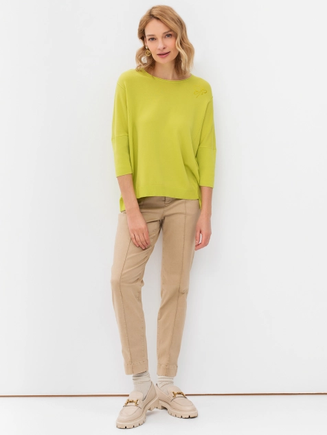 Яркий джемпер с аппликацией из страз