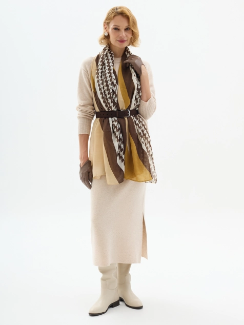 Яркий палантин с принтом