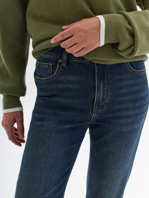 Джинсы прямого силуэта с акцентным декором на задних карманах