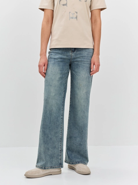 Джинсы с вышивкой на кармане