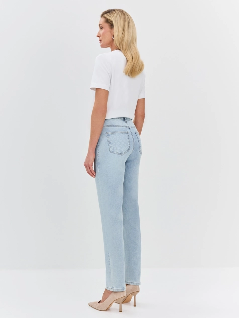 Джинсы с акцентной варкой на задних карманах