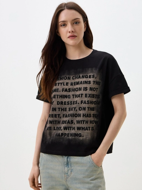 Футболка с акцентной варкой и принтом