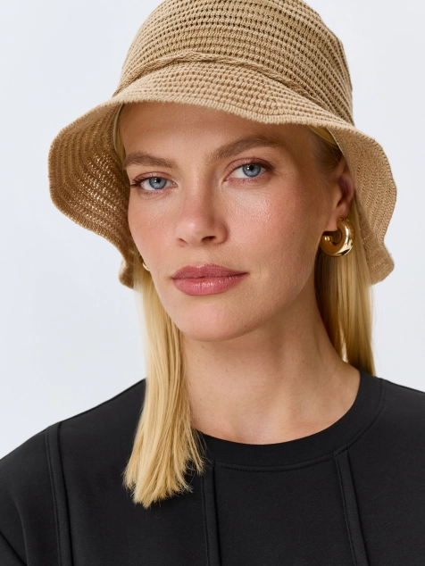 Пляжная плетеная шляпа
