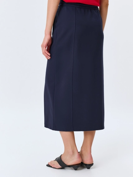 Трикотажная юбка с акцентным разрезом