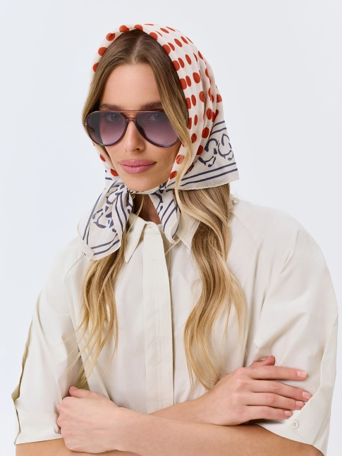 Шейный платок в яркий горошек