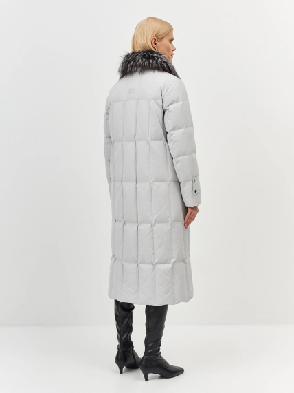 Утепленное пальто с мехом чернобурки