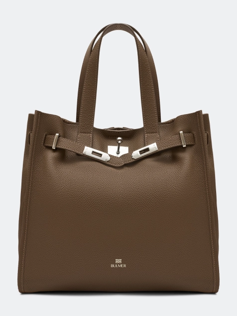 Сумка из фактурной кожи с хлястиком