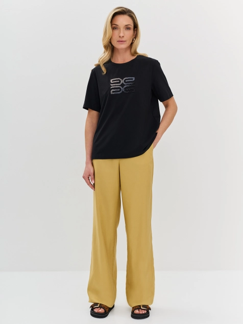 Футболка с яркой вышивкой бисером