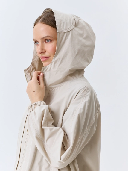 Легкая ветровка с капюшоном