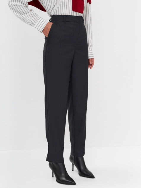 Зауженные брюки с мягкими стрелками