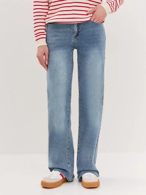 Джинсы с декором на кармане