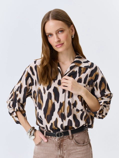 Удлиненная блузка с анималистичным принтом