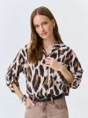 Удлиненная блузка с анималистичным принтом